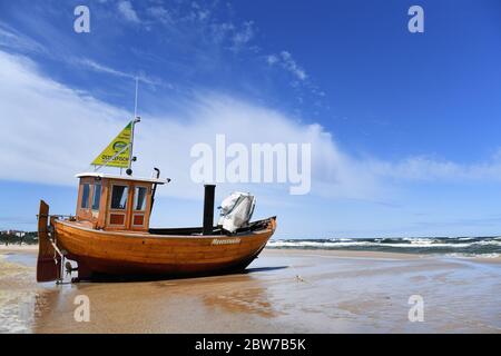 Ahlbeck, Germany. 30th May, 2020. A fishing boat lies on the beach in Albeck on the island of Usedom. Credit: Stefan Sauer/dpa-Zentralbild/dpa/Alamy Live News Stock Photo