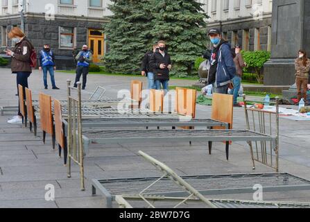 Kiev, Ukraine. 29th May, 2020. Installations of old beds near the Office of the President of Ukraine during the protest amid Coronavirus (COVID-19) crisis.Activists protested against Minister of Health Stepanov Maxim, who was recently appointed by President Vladimir Zelensky. According to journalists and investigators, Minister Maxim Stepanov is buying overpriced medical products that are designed to combat COVID-19 pandemic. Credit: SOPA Images Limited/Alamy Live News Stock Photo