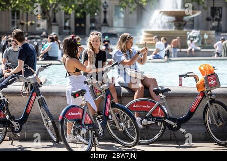 London, UK. 30th May, 2020. Tourists and Londoner's enjoy the sunshine whilst sitting at the fountains in Trafalgar Square, London, UK. 30th May, 2020. Trafalgar Square London, England, UK Credit: Clickpics/Alamy Live News Stock Photo