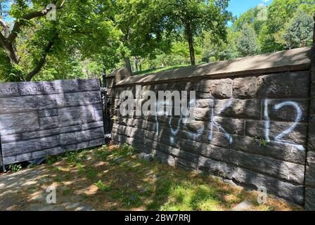Brooklyn, New York, USA. 30th May, 2020. View of Fort Greene Park sprayed with graffiti after the previous dayÕs George Floyd protest in Brooklyn, New York on May 30, 2020. Credit: Rainmaker Photos/Media Punch/Alamy Live News Stock Photo