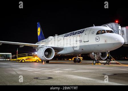 Lufthansa Airbus A319-100 (D-AIBJ - Lorsch) mit angedockter Fluggastbrücke in der Nacht am Flughafen Stuttgart Stock Photo