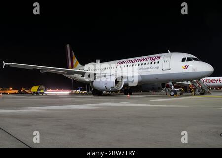 Germanwings Airbus A319-132 (D-AGWX) in der Nacht am Flughafen Stuttgart abgestellt Stock Photo