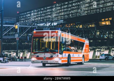 Bus der Flughafenfeuerwehr mit Blaulicht am Flughafen Stuttgart (STR/EDDS) bei Nacht Stock Photo