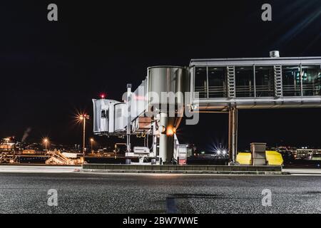 Fluggastbrücke am Flughafen Stuttgart (STR/EDDS) bei Nacht Stock Photo