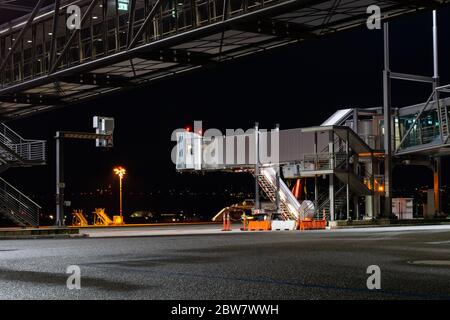 Fluggastbrücke in der Nacht am Flughafen Stuttgart Stock Photo