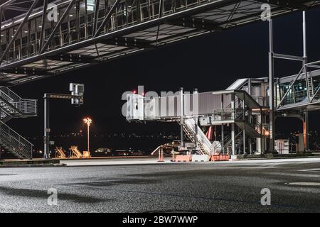 Fluggastbrücke am Flughafen Stuttgart (STR/EDDS) bei Nacht Stock Photo