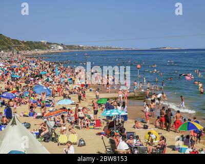 Bournemouth, UK. 30th May 2020. Bournemouth, UK.  Thousands of people descend on Bournemouth beach, many ignoring social distancing rules and crowding the beach and sea. Credit: Thomas Faull/Alamy Live News