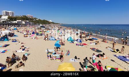 Bournemouth, UK. 30th May 2020. Bournemouth, UK.  Thousands of people descend on Bournemouth beach, many ignoring social distancing rules and crowding the beach and sea. Credit: Thomas Faull/Alamy Live News