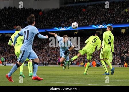 MANCHESTER, ENGLAND - Edin Dzeko of Manchester City heads at goal during the UEFA Champions League Round of 16 1st Leg between Manchester City and FC Barcelona at the Etihad Stadium, Manchester on Tuesday 24th February 2015 (Credit: Mark Fletcher | MI News) Stock Photo