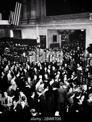 1940s ANONYMOUS MEN BUSINESSMEN BROKERS TRADERS ACTIVE ON FLOOR OF NEW YORK STOCK EXCHANGE NEW YORK CITY NY USA - asp ag 725 ASP001 HARS PERSONS UNITED STATES OF AMERICA MALES RISK B&W FINANCIAL GATHERING FREEDOM DREAMS SELLING HIGH ANGLE STRATEGY CUSTOMER SERVICE NETWORKING POWERFUL OPPORTUNITY MASCULINE NYC OCCUPATIONS STOCKS BUYERS MOTION BLUR TRADING BROKERS NEW YORK SECURITIES CITIES SELLERS NEW YORK CITY NO WOMEN ALL MEN THRONG WALL STREET ATTENDANCE BLACK AND WHITE CAUCASIAN ETHNICITY FINANCIAL DISTRICT OLD FASHIONED TRADERS Stock Photo