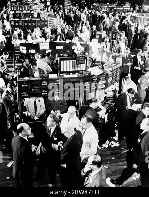 1950s ANONYMOUS MEN BUSINESSMEN BROKERS TRADERS ACTIVE ON FLOOR OF NEW YORK STOCK EXCHANGE NEW YORK CITY NY USA - asp jo8408 ASP001 HARS PERSONS UNITED STATES OF AMERICA MALES RISK B&W FINANCIAL GATHERING FREEDOM DREAMS SELLING HIGH ANGLE STRATEGY CUSTOMER SERVICE NETWORKING POWERFUL OPPORTUNITY MASCULINE NYC OCCUPATIONS STOCKS BUYERS MOTION BLUR TRADING BROKERS NEW YORK SECURITIES CITIES SELLERS NEW YORK CITY NO WOMEN ALL MEN THRONG WALL STREET ATTENDANCE BLACK AND WHITE CAUCASIAN ETHNICITY FINANCIAL DISTRICT OLD FASHIONED TRADERS Stock Photo