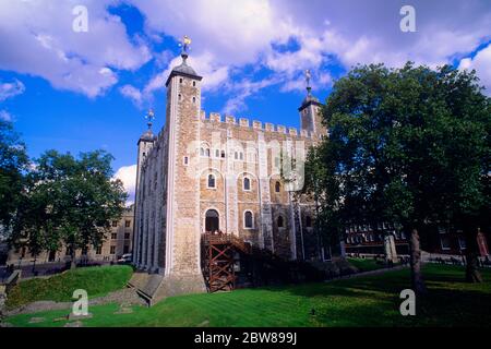 1990s WHITE TOWER BUILT BY WILLIAM THE CONQUEROR IN 1078 HER MAJESTY'S ROYAL PALACE AND FORTRESS OF THE TOWER OF LONDON ENGLAND - kr114918 SMT001 HARS AUTHORITY POLITICS CAPITAL CONCEPT KEEP ORIGINAL ROYAL CONCEPTUAL REFUGE RESIDENCE TREASURY FORTRESS SYMBOLIC TRAVEL EUROPE BUILT CONCEPTS DEFENSE RESORTS TOWER OF LONDON WALLS CAPITAL CITY GREAT BRITAIN OLD FASHIONED REPRESENTATION Stock Photo