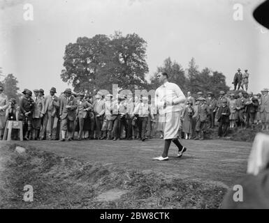 Professional golf foursome at Wentworth Club , Virginia Water . Great Britain versus United States . Hagen ( USA ) driving from the first tee . 4 June 1926 Stock Photo