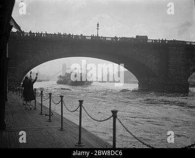 The crested eagle passing under London bridge on the way to Margate . 28 May 1927 Stock Photo