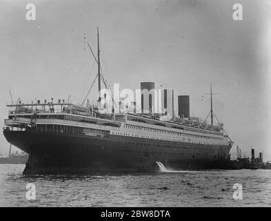 The ' SS Paris ' goes aground off Brooklyn , as she leaves dock for Plymouth . The French liner , ' SS Pari ' . 17 April 1929 Stock Photo