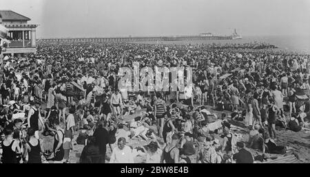 More than a million people . Record jams of holiday makers on Coney Island beach during terrific heat . 16 August 1928 Stock Photo