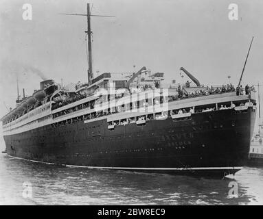 The German ocean liner ,  SS Bremen  , cheered on her arrival at New York , USA . The new German liner shatters the  RMS Mauretania 's  famous record run by nine hours to win the Blue Riband for the fastest western crossing of the Atlantic . Her ship - launched plane speeds the mail . 28 November 1929 Stock Photo