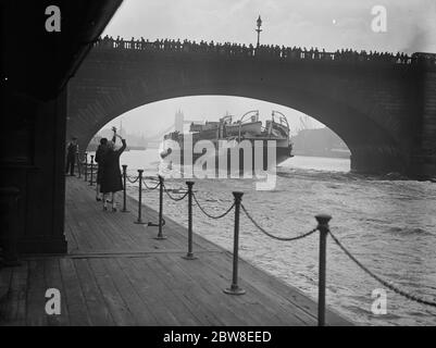The  Crested Eagle  passing under London Bridge on the way to Margate . 28 May 1927 Stock Photo