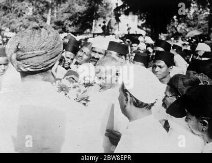 Latest photograph of Gandhi ' s ' Sale ' march . The latest photograph to reach London of Mr Gandhi ( centre in spectacles ) addressing a meeting during his ' Salt ' march . 10 April 1930 Stock Photo