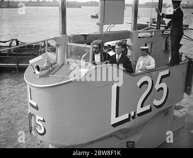 Sultan of Muscat in Portsmouth . Sultan on board the submarine , L25 . 22 September 1928 Stock Photo
