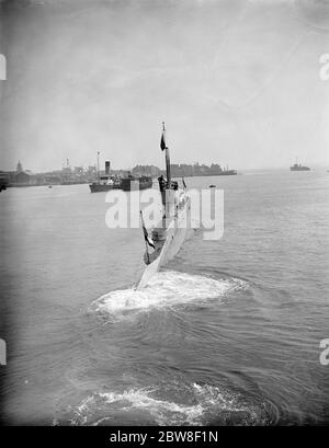 The Sultan of Muscat at Portsmouth . Submarine flying the red flag . 22 September 1928 Stock Photo