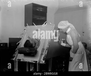 Wonderful life saving machine tested in London hospital . A demonstration of the machine at St Bartholomew 's Hospital . 5 October 1931 Stock Photo