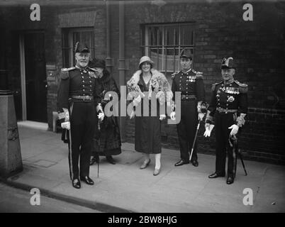 Levee at St James 's Palace . Left to right : Captain Gask , Lt Pollard , KCB , and Commander Borrow leaving . 19 March 1925 Stock Photo