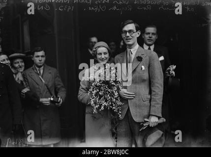 Prince Lennart of Sweden weds in London . The Prince with his bride Miss Karin Nissvandt after the ceremony at Prince 's Row Register Office . 11 March 1932 Stock Photo