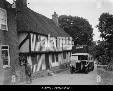A bus passing a pretty cottage in Hollingbourne , Kent . 1935 Stock Photo