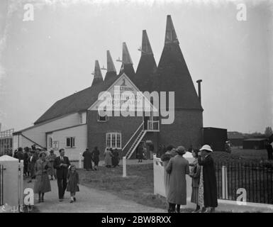 Whitbread ' s hop farm in Belting , Kent . The kilns where the hops are dried . 1938 Stock Photo