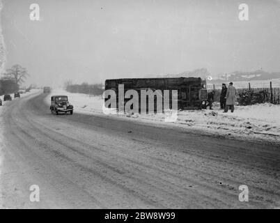 A coach crashed in wintry conditions in Dartford , Kent . 1938 Stock Photo