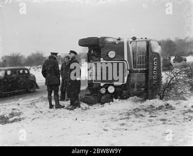 A coach crashed in wintry conditions in Dartford , Kent . 1938 Stock Photo