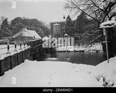 The Lion pub in Farningham , Kent , viewed from over the river Darent . 1938 Stock Photo