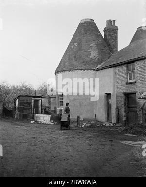 Hop kiln converted to a house in Birchwood , Kent . 1939 Stock Photo