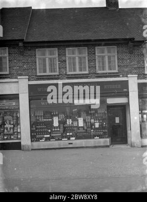 The shop front of Robins Off licence in Beckenham ,Kent . 1 March 1936 Stock Photo