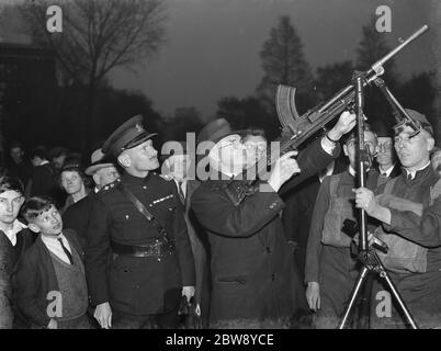 The Dartford Territorial Army unit in a drill display , in Central Park . Mayor of Dartford under the watchful eye of Colonel H S Browne operates a bren gun on an anti aircraft stand . 1939 Stock Photo