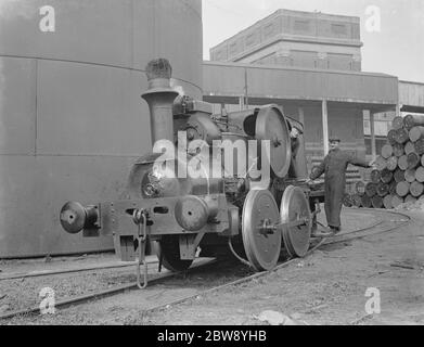 Mr F Tremain and Mr A Shoveller operating an old locomotive in Erith , London . 1939 Stock Photo