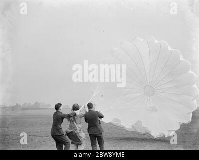 RAF Empire air day rehearsal at Biggin Hill , Kent . Pilots of 32 and 79 squadron carry out a parachute demonstration . 1937 Stock Photo