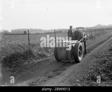 The horse - drawn mash cart making its way to the pig styes at Tripes Farm at Orpington , Kent . 1936 Stock Photo