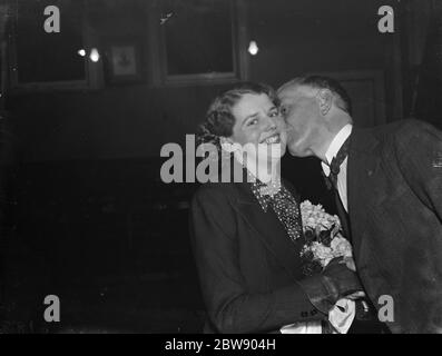 Beauty Queen Mrs Barbara Fox and Mayor of Dartford , Kent . 1937 Stock Photo