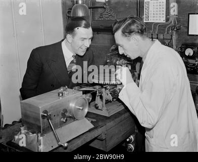 Mr Albert Deering with Mr Robinson Cleaver , the famous cinema organist , recording records . 1939 Stock Photo