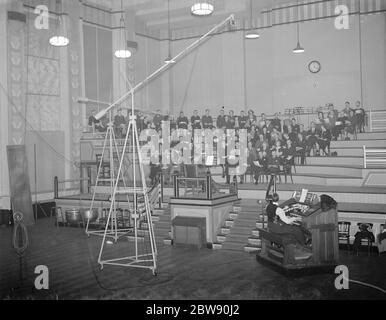 Mr Robinson Cleaver , the famous cinema organist , in the recording studio . 1939 Stock Photo