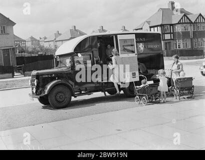 Visiting the Kent County mobile library . 1939 Stock Photo