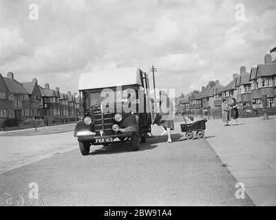 Visiting the Kent County mobile library . 1939 Stock Photo