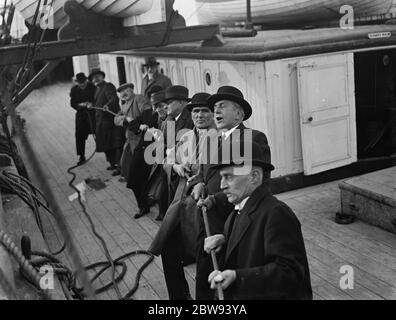 Old salts visit the Cutty Sark in Greenhithe , Kent . The old salts pull the rigging rope . Commander Irving is 2nd from front . 1938 . Stock Photo