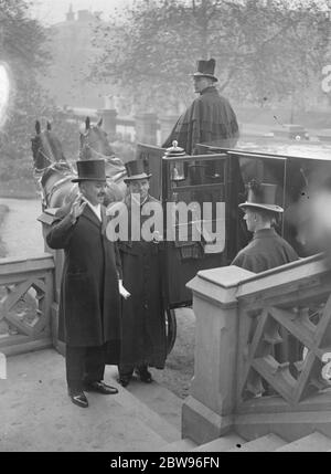 New Soviet Ambassador leaves to present credentials to the King . M I M Maisky , the newly appointed Soviet Ambassador to London presented his credentials to the King at Buckingham Palace , London . M I M Maisky leaving the Soviet Embassy in London for Buckingham Palace . 8 November 1932 Stock Photo