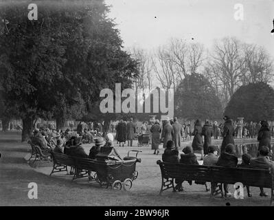 Sunday crowds at Hampton court . The brilliant sunshine of the first Sunday of spring brought out large numbers of visitors to Hampton Court Palace . Crowds at Hampton Court Palace beside the lily pond . 20 March 1932 . Stock Photo