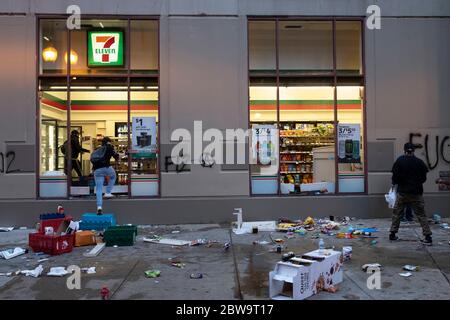 Chicago, IL, USA. 30th May, 2020. Looting and rioting in downtown Chicago. On the second day of protesting the death of George Floyd at the hands of Minneapolis Police. Credit: Rick Majewski/ZUMA Wire/Alamy Live News Stock Photo