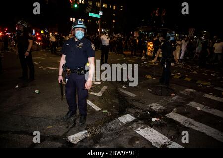New York, USA. 30th May, 2020. Officers of New York police department confront demonstrators during a protest for the death of George Floyd in the Brooklyn borough of New York, the United States, May 30, 2020. New York officials on Saturday denounced acts of violence in the city's protests over George Floyd's death, after about 300 protesters were arrested in days. Mayor Bill de Blasio said at a briefing that some protesters 'came with an agenda of violence and incitement,' and the city does not allow it to happen. Credit: Michael Nagle/Xinhua/Alamy Live News Stock Photo