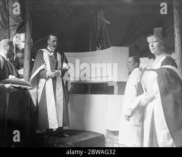 King and Queen at the laying of the foundation stone of the new London School of Economics at Clarke Market Stock Photo